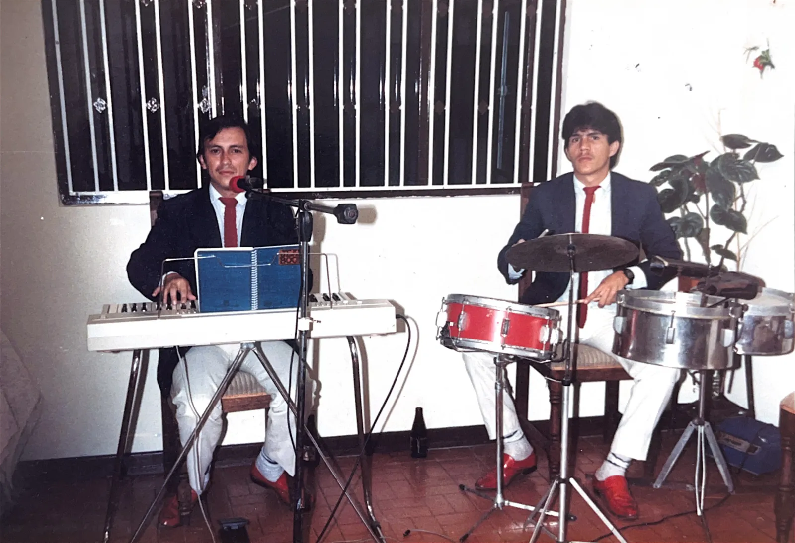 Dueto musical cantando en vivo