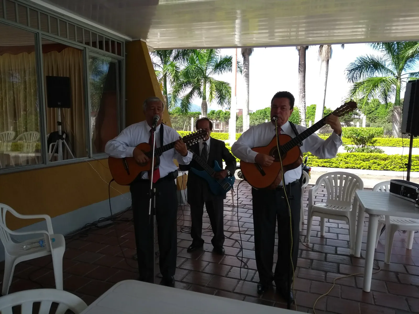Trío musical tocando en evento